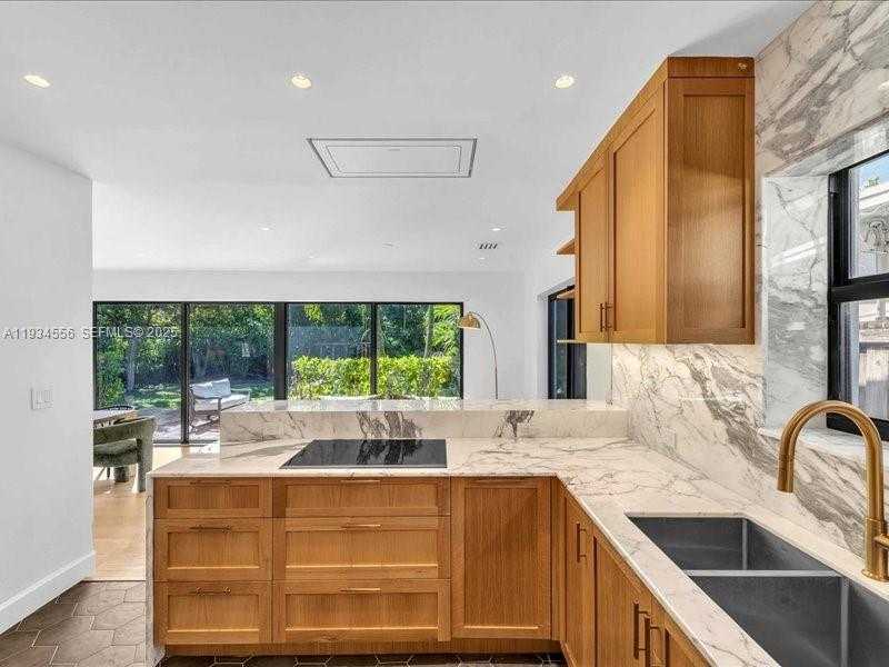 Small Image of 920 WEST 47TH CT, Miami Beach Number 4