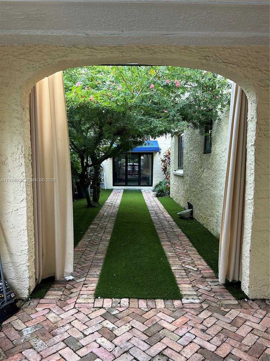 Small Image of 1114 MADRID ST, Coral Gables Number 2