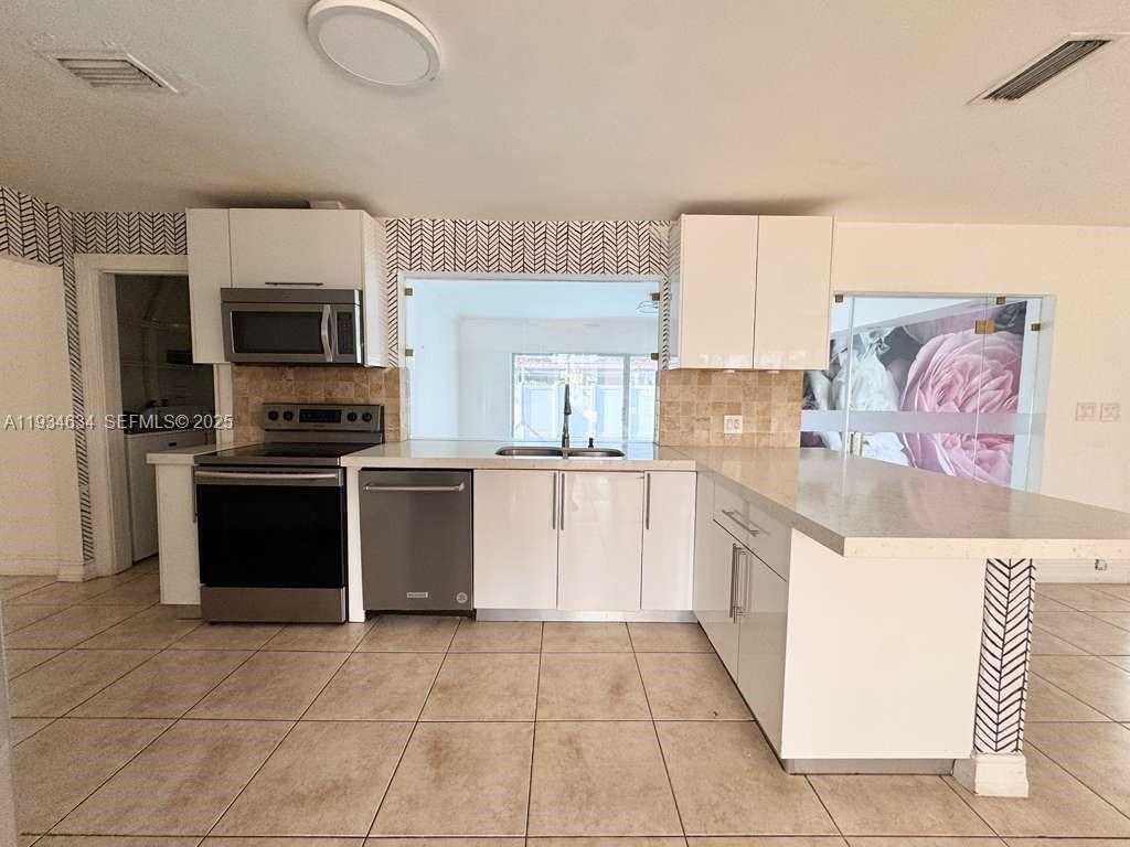 Small Image of 19410 NORTH EAST 19TH AVE, Miami Number 2