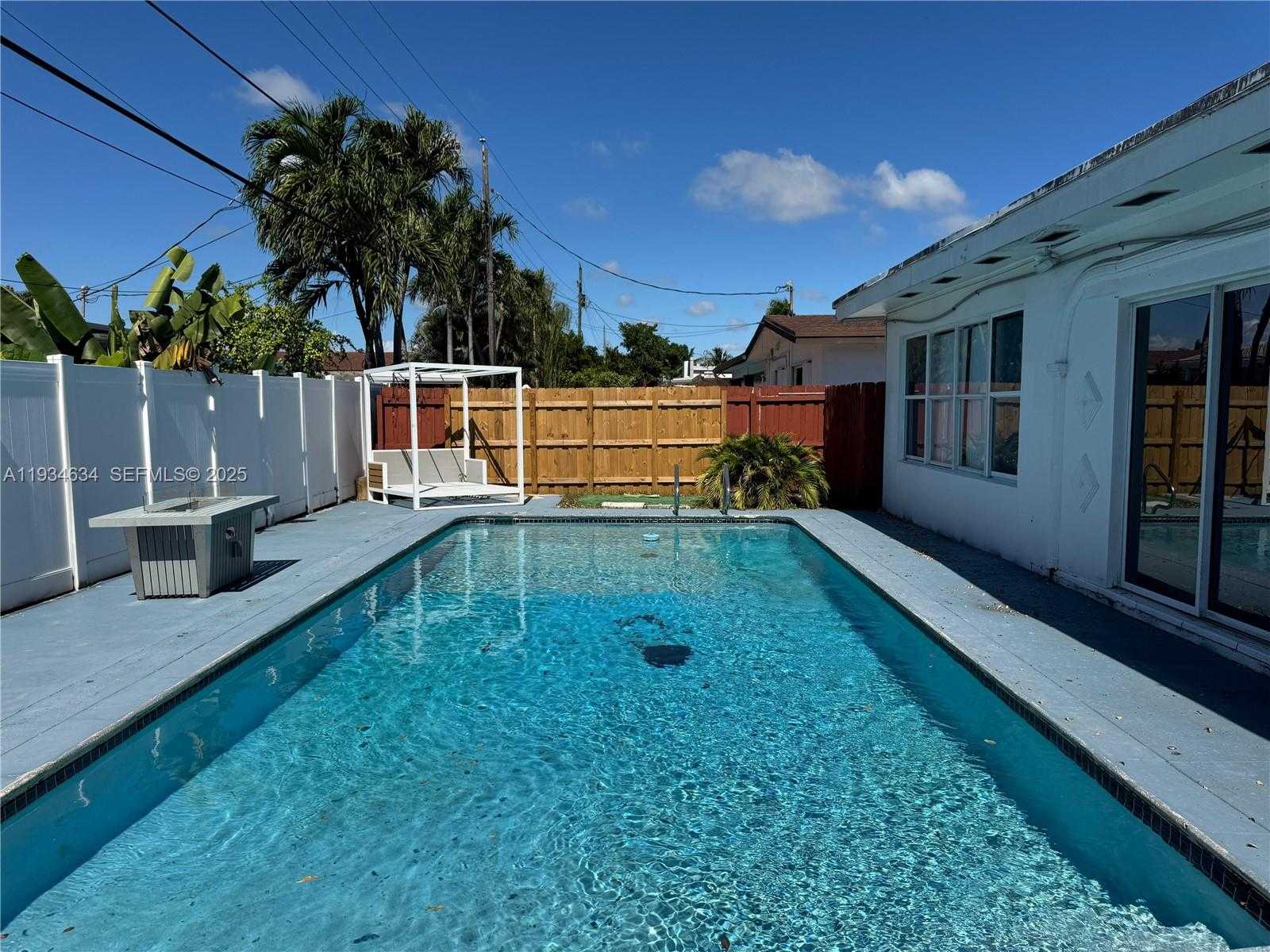 Small Image of 19410 NORTH EAST 19TH AVE, Miami Number 4