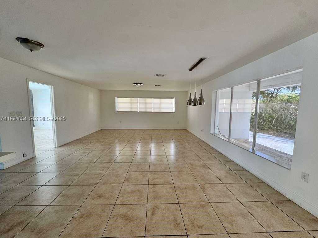 Small Image of 19410 NORTH EAST 19TH AVE, Miami Number 5