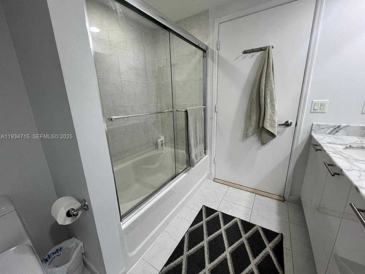 Small Image of 950 BRICKELL BAY DR #2711, Miami Number 19