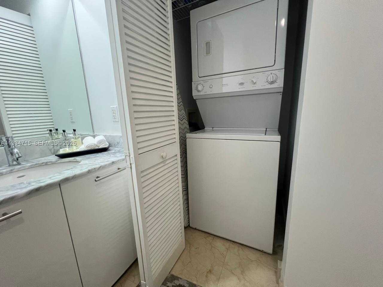 Small Image of 950 BRICKELL BAY DR #2711, Miami Number 21