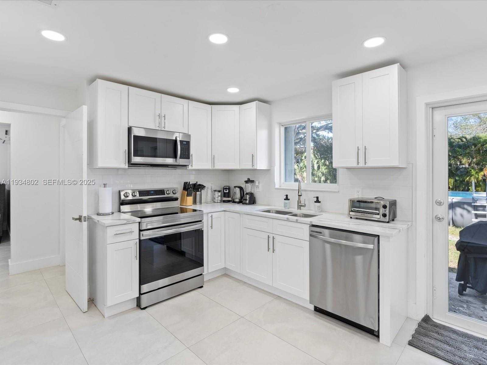 Small Image of 4121 SOUTH WEST 54TH CT, Dania Beach Number 13