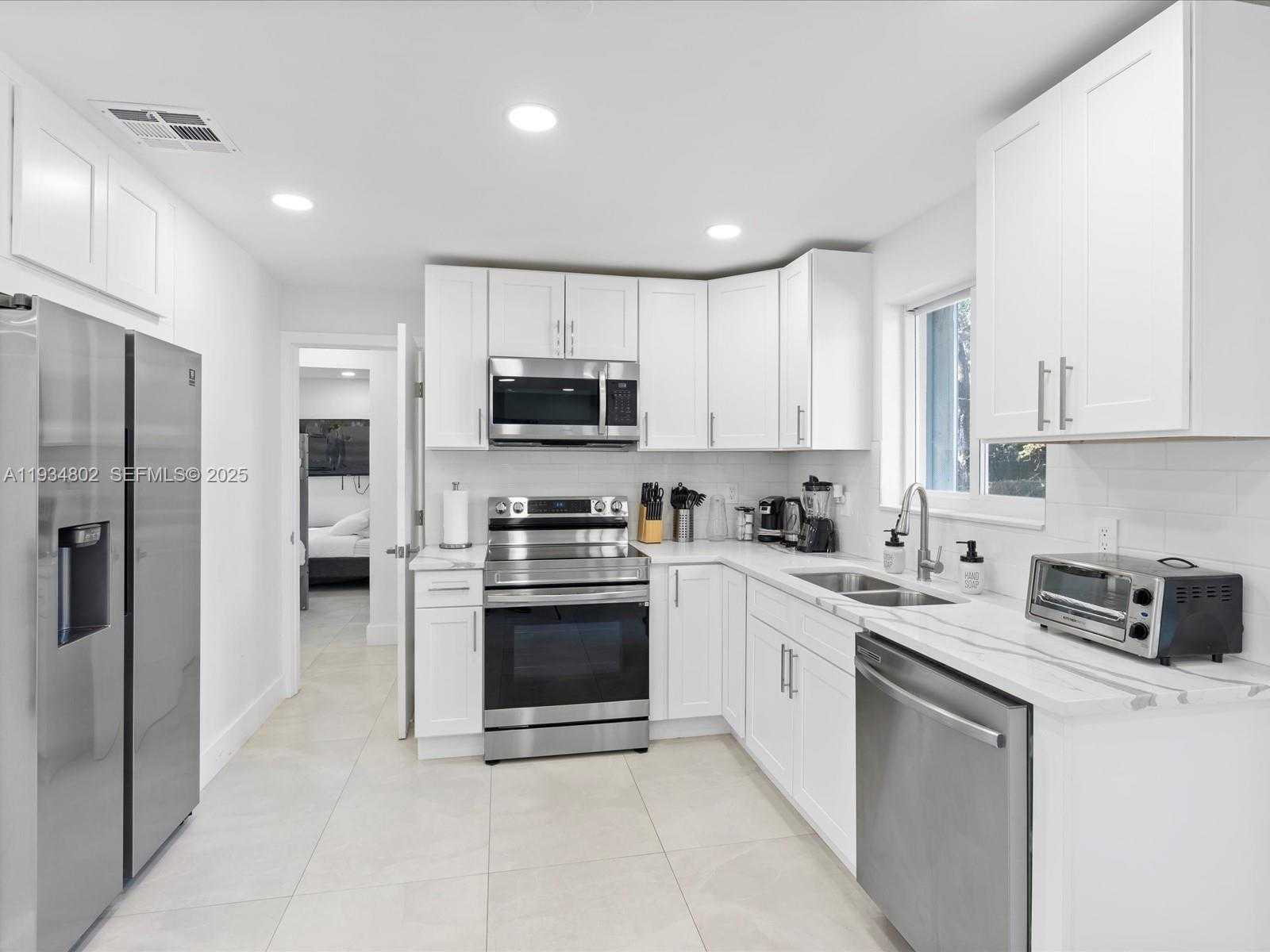 Small Image of 4121 SOUTH WEST 54TH CT, Dania Beach Number 14