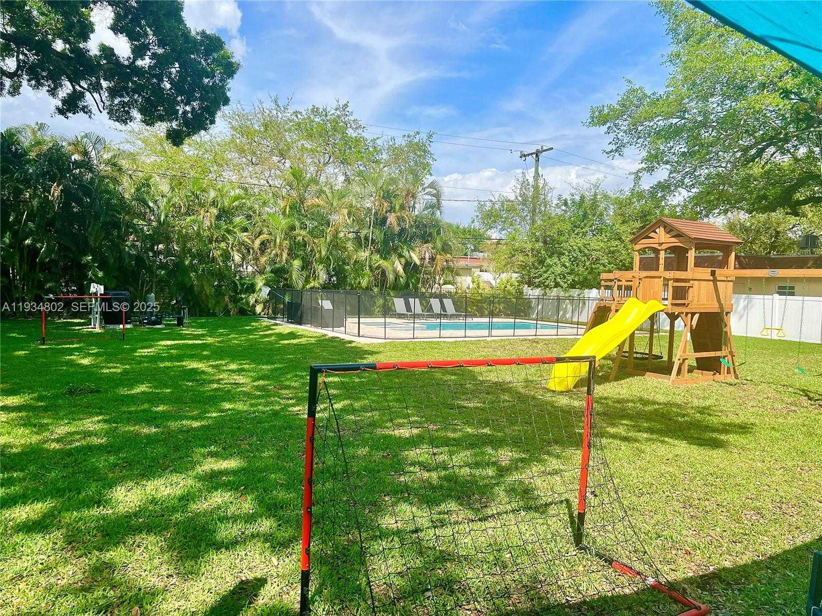 Small Image of 4121 SOUTH WEST 54TH CT, Dania Beach Number 2