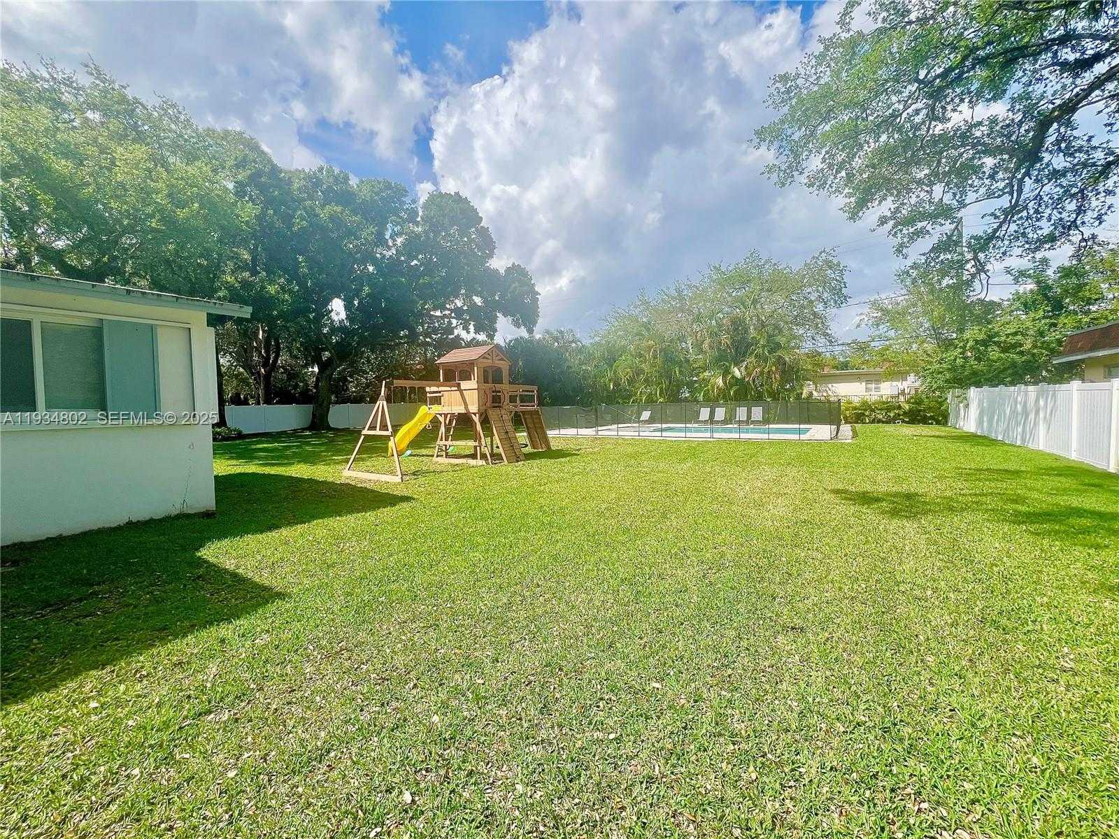 Small Image of 4121 SOUTH WEST 54TH CT, Dania Beach Number 3