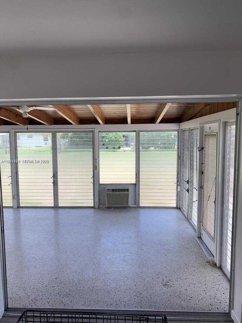 Small Image of 707 GREENBRIAR DR, Lake Park Number 11