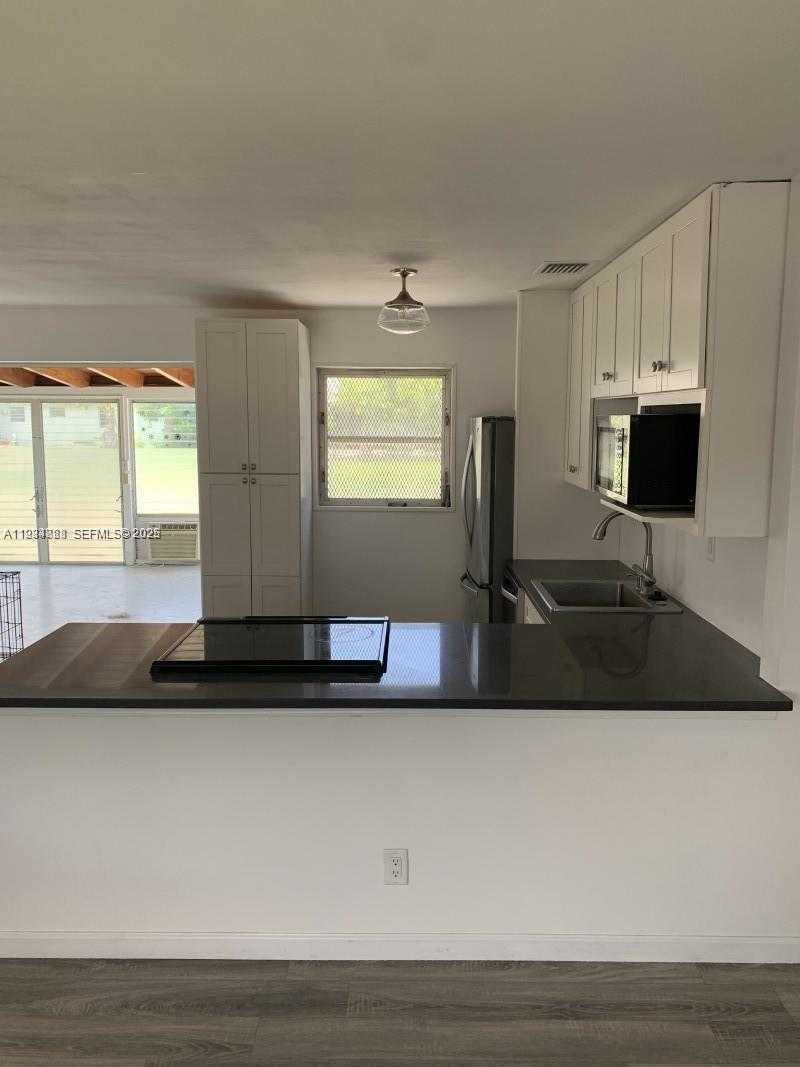 Small Image of 707 GREENBRIAR DR, Lake Park Number 12