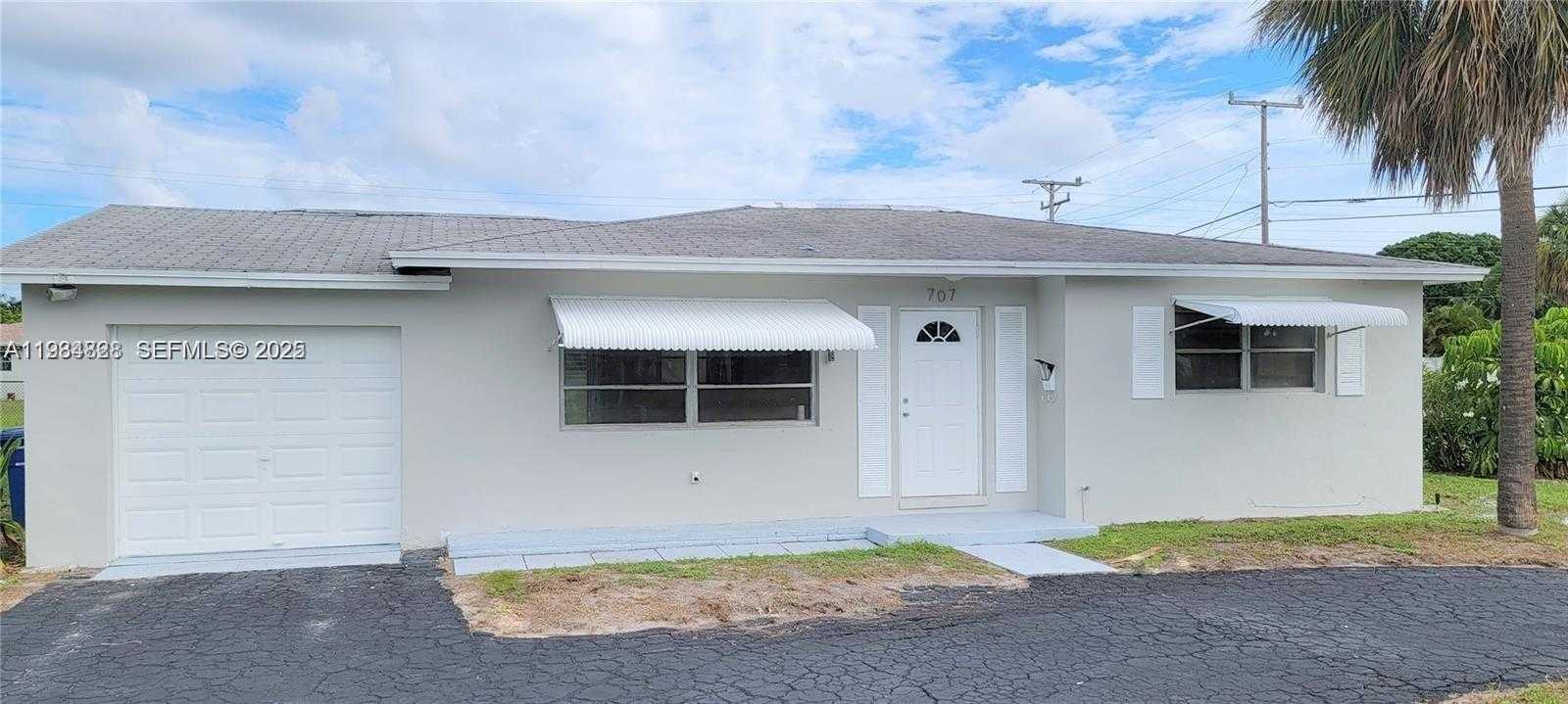 Small Image of 707 GREENBRIAR DR, Lake Park Number 13