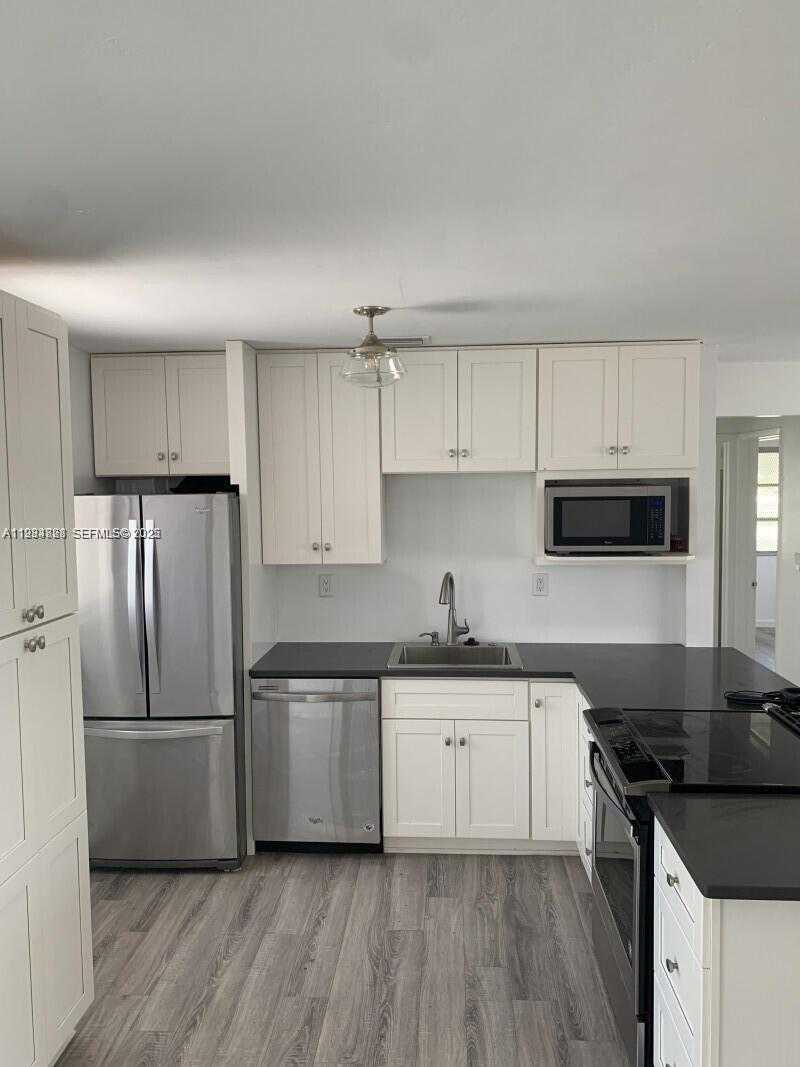 Small Image of 707 GREENBRIAR DR, Lake Park Number 2