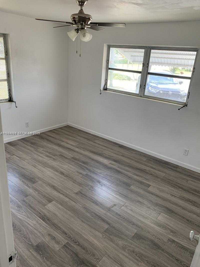 Small Image of 707 GREENBRIAR DR, Lake Park Number 4