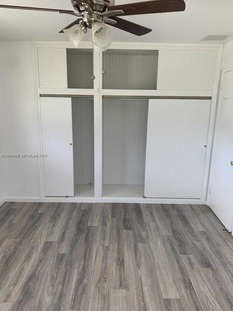 Small Image of 707 GREENBRIAR DR, Lake Park Number 5