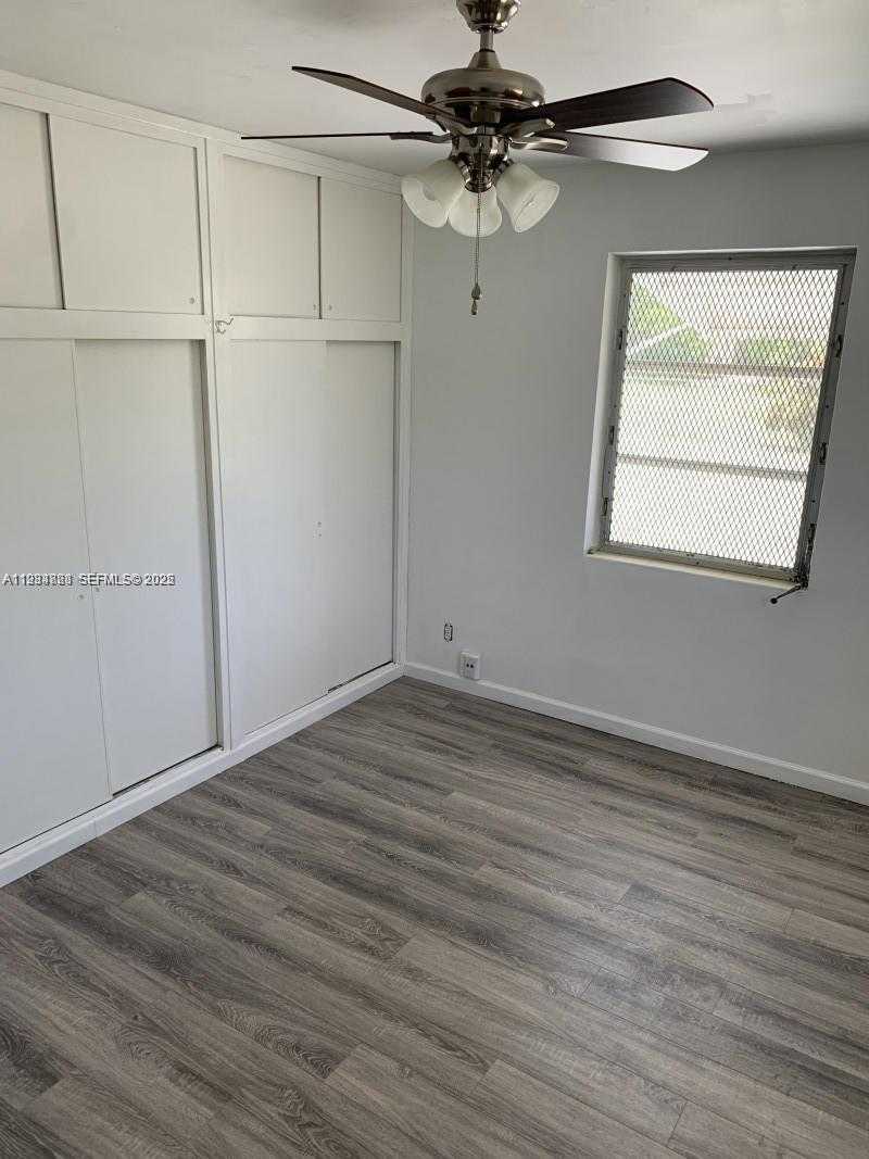 Small Image of 707 GREENBRIAR DR, Lake Park Number 6