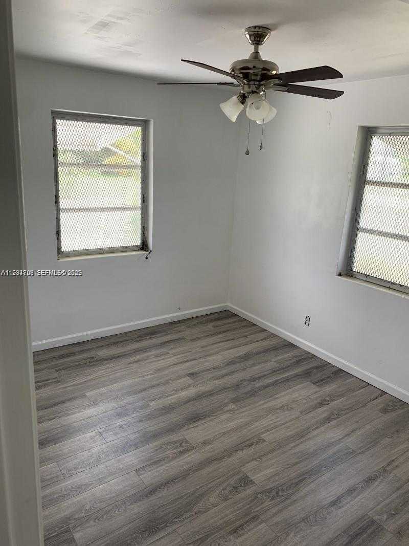 Small Image of 707 GREENBRIAR DR, Lake Park Number 7