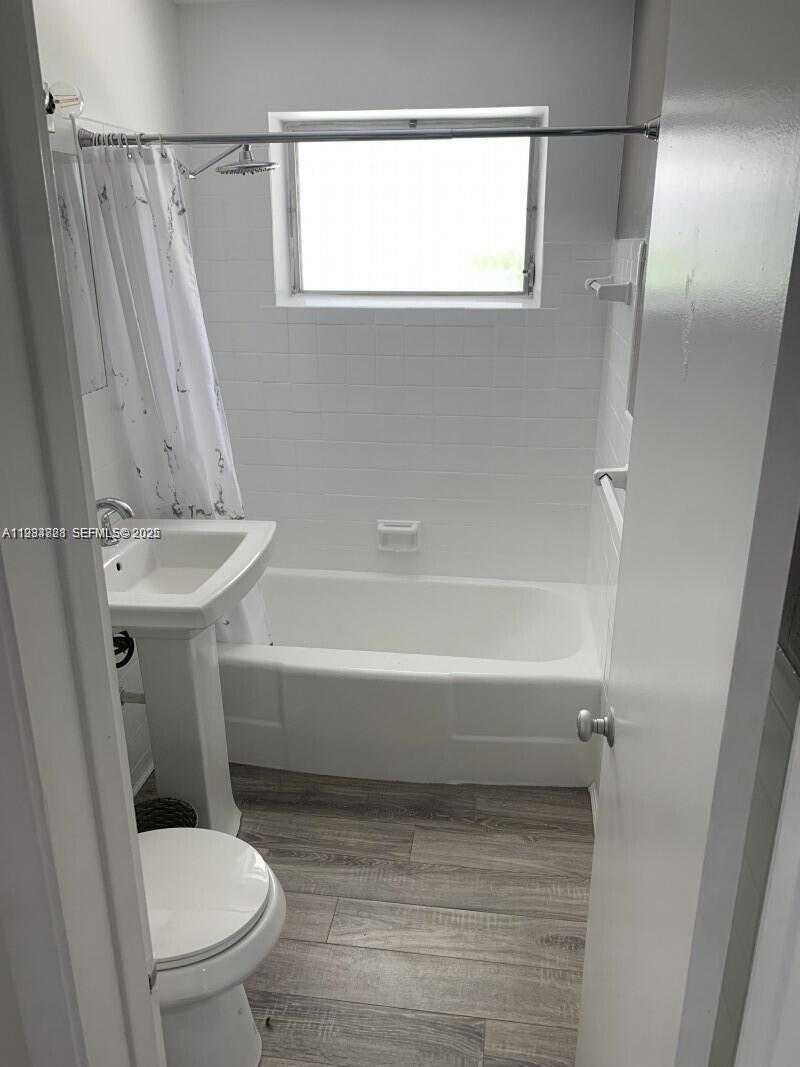 Small Image of 707 GREENBRIAR DR, Lake Park Number 8