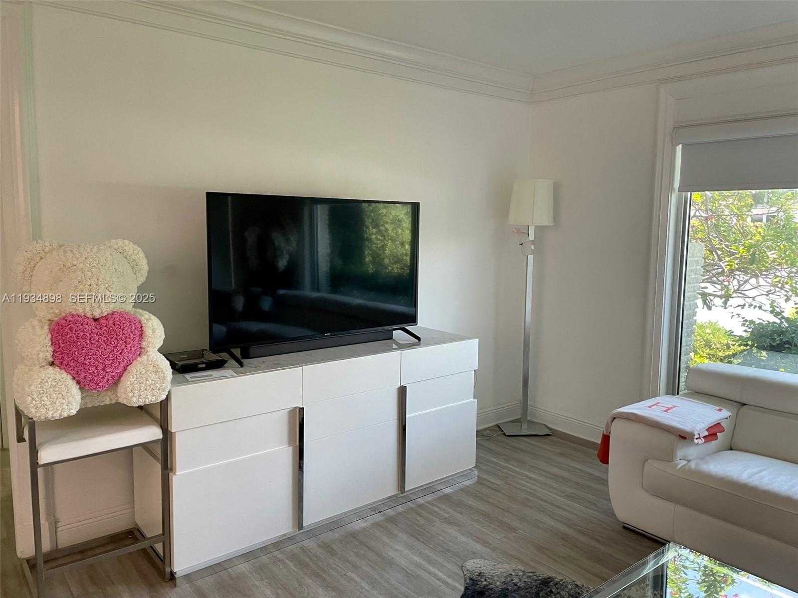 Small Image of 286 BAL BAY DR #4, Bal Harbour Number 3