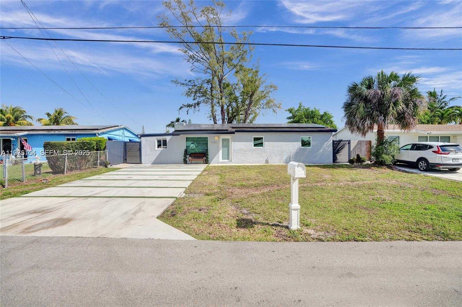 Small Image of 4185 SOUTH WEST 49TH CT, Dania Beach Number 2