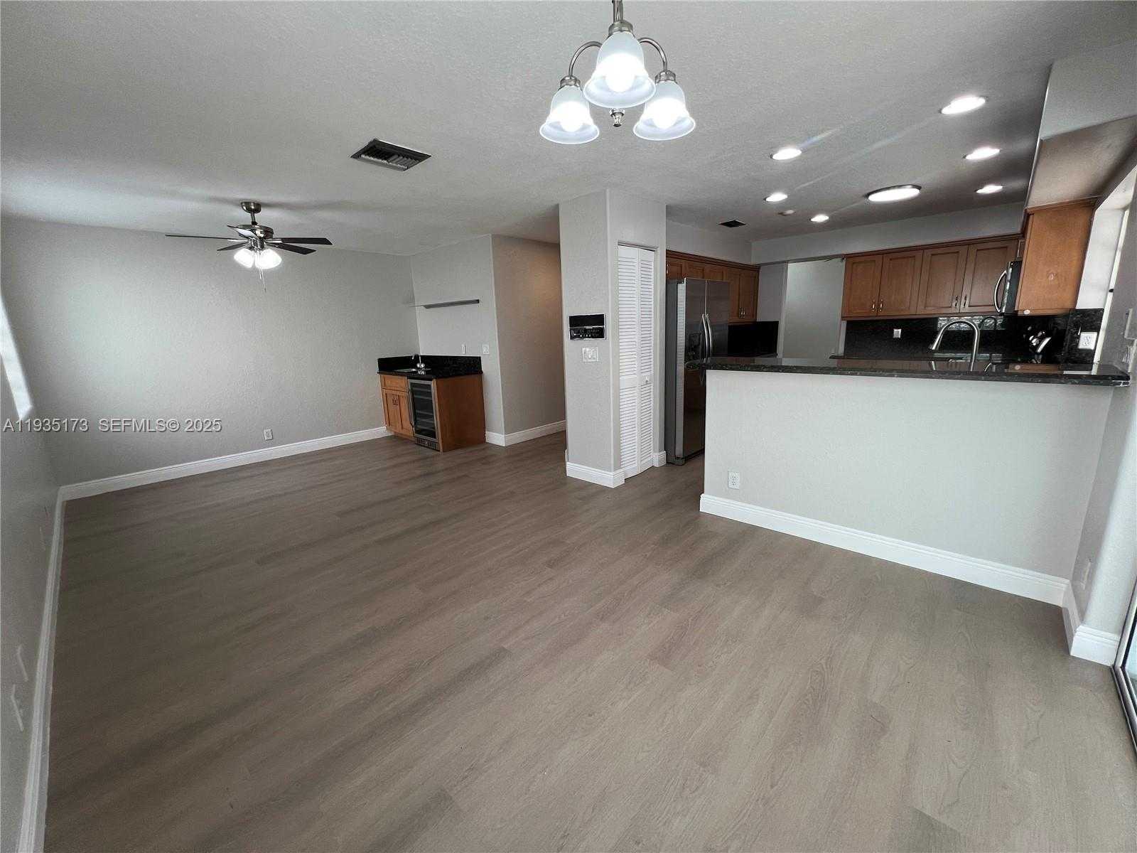 Small Image of 1075 SPYGLASS, Weston Number 14