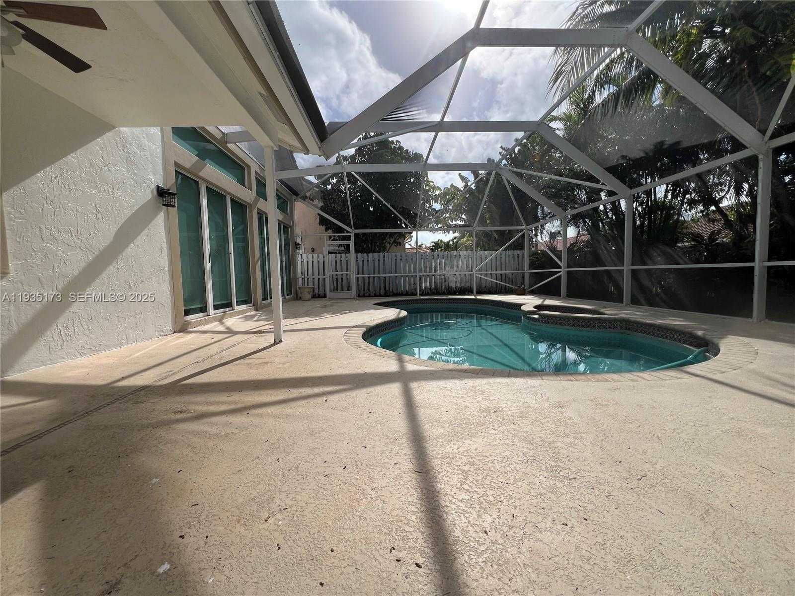 Small Image of 1075 SPYGLASS, Weston Number 16