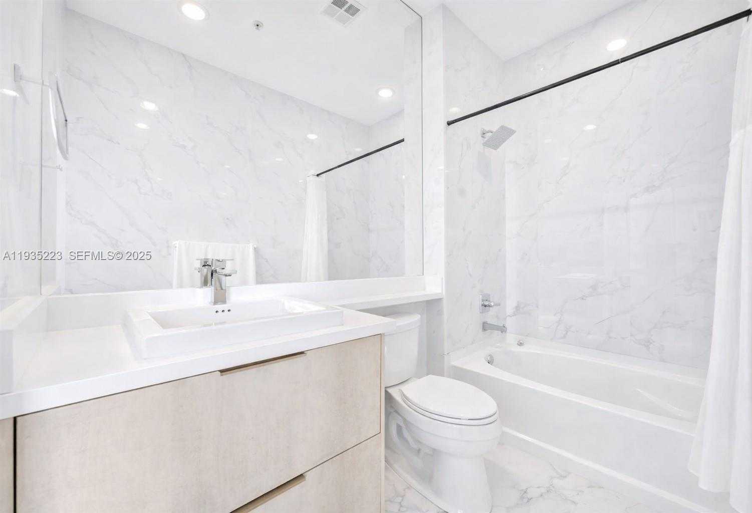 Small Image of 325 SOUTH BISCAYNE BLVD #14, Miami Number 9