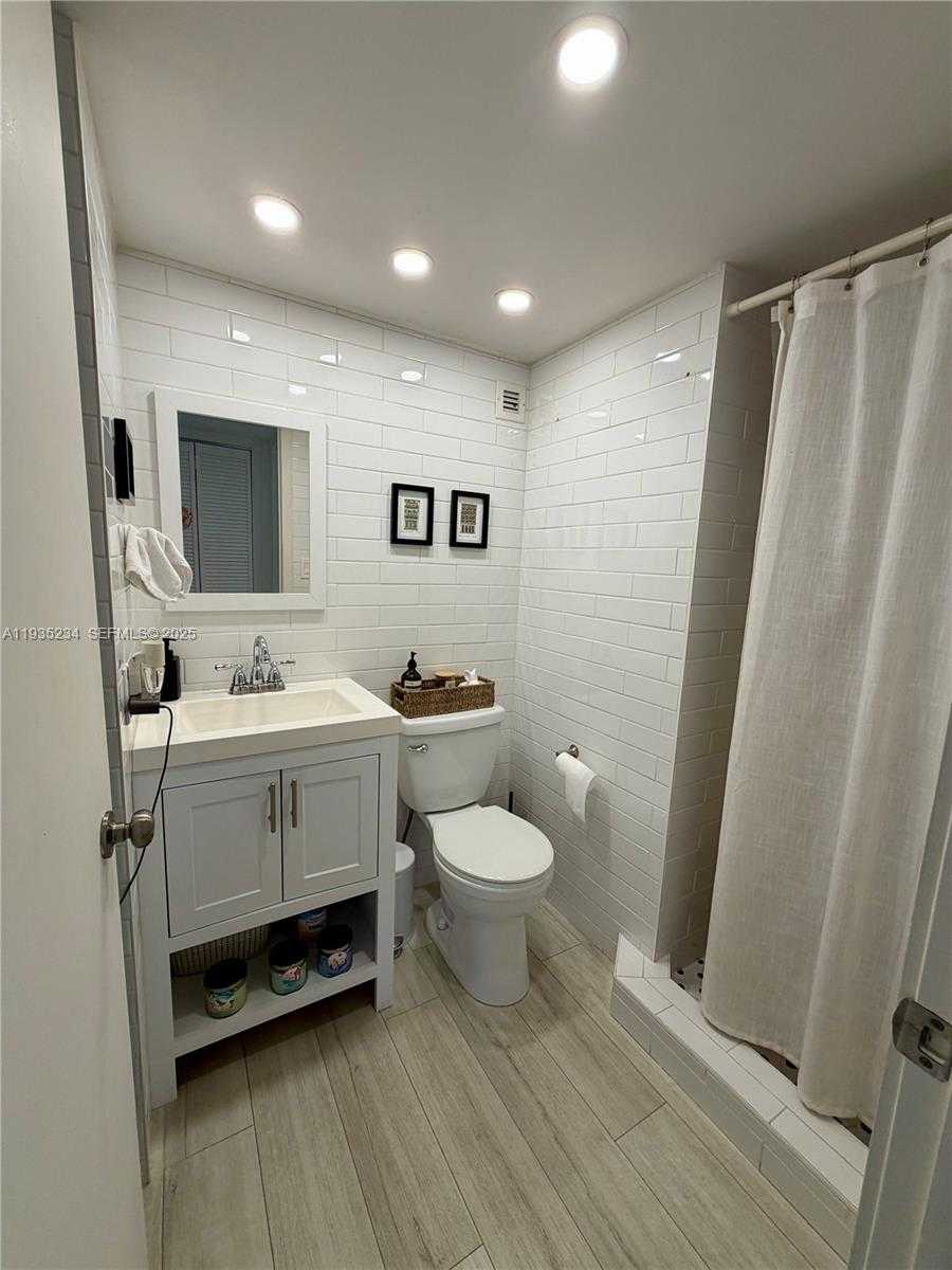 Small Image of 1450 BRICKELL BAY DR #907, Miami Number 12