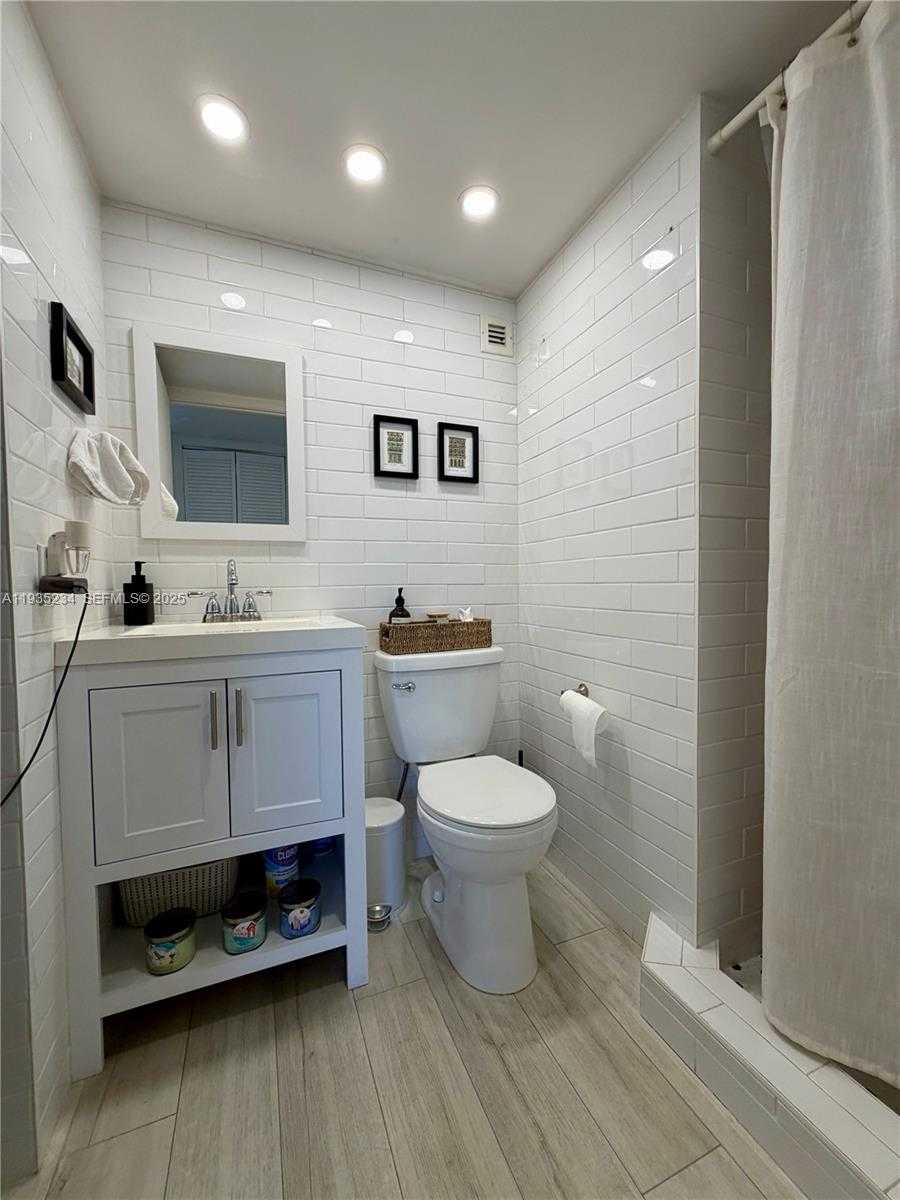 Small Image of 1450 BRICKELL BAY DR #907, Miami Number 13