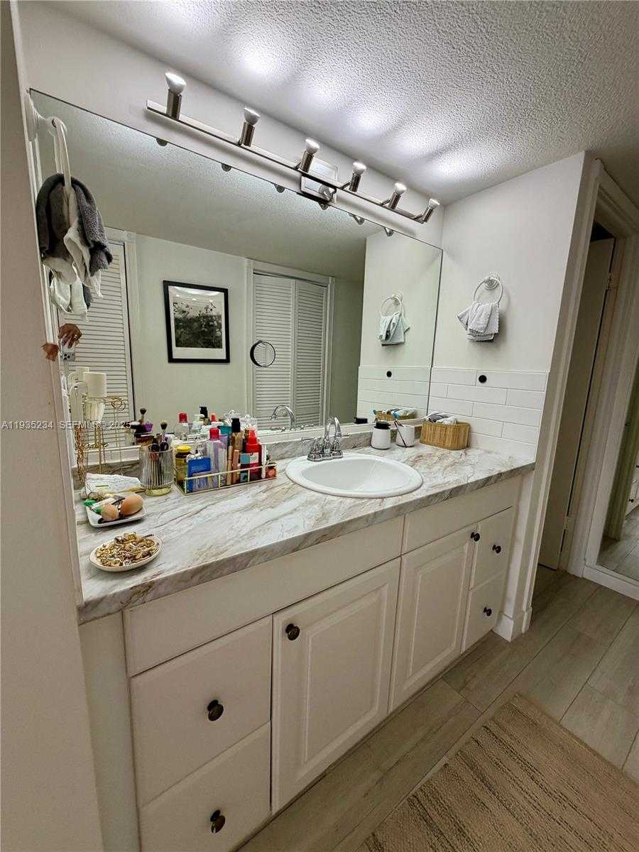 Small Image of 1450 BRICKELL BAY DR #907, Miami Number 15