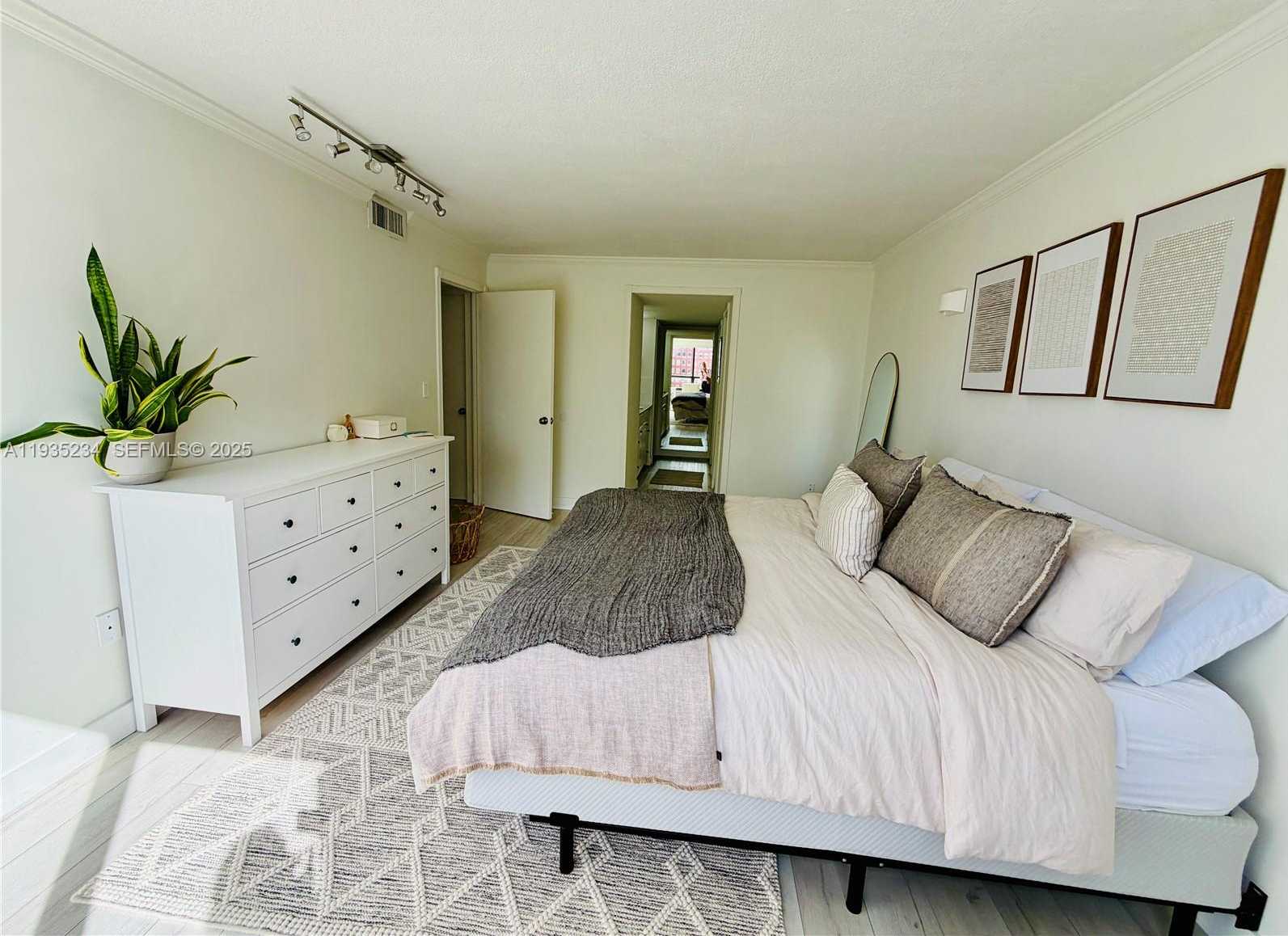 Small Image of 1450 BRICKELL BAY DR #907, Miami Number 16