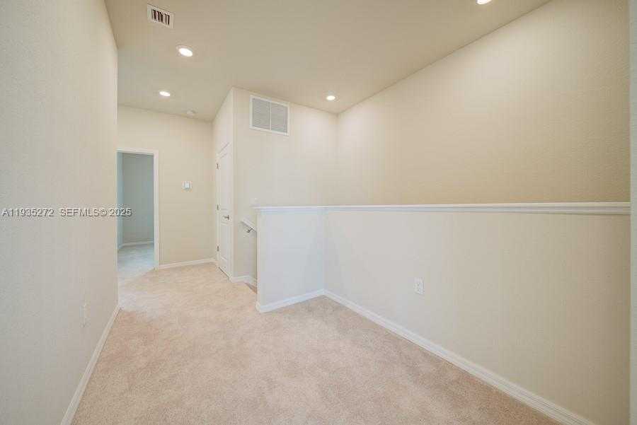 Small Image of 1023 EUCALYPTUS DR, Hollywood Number 16