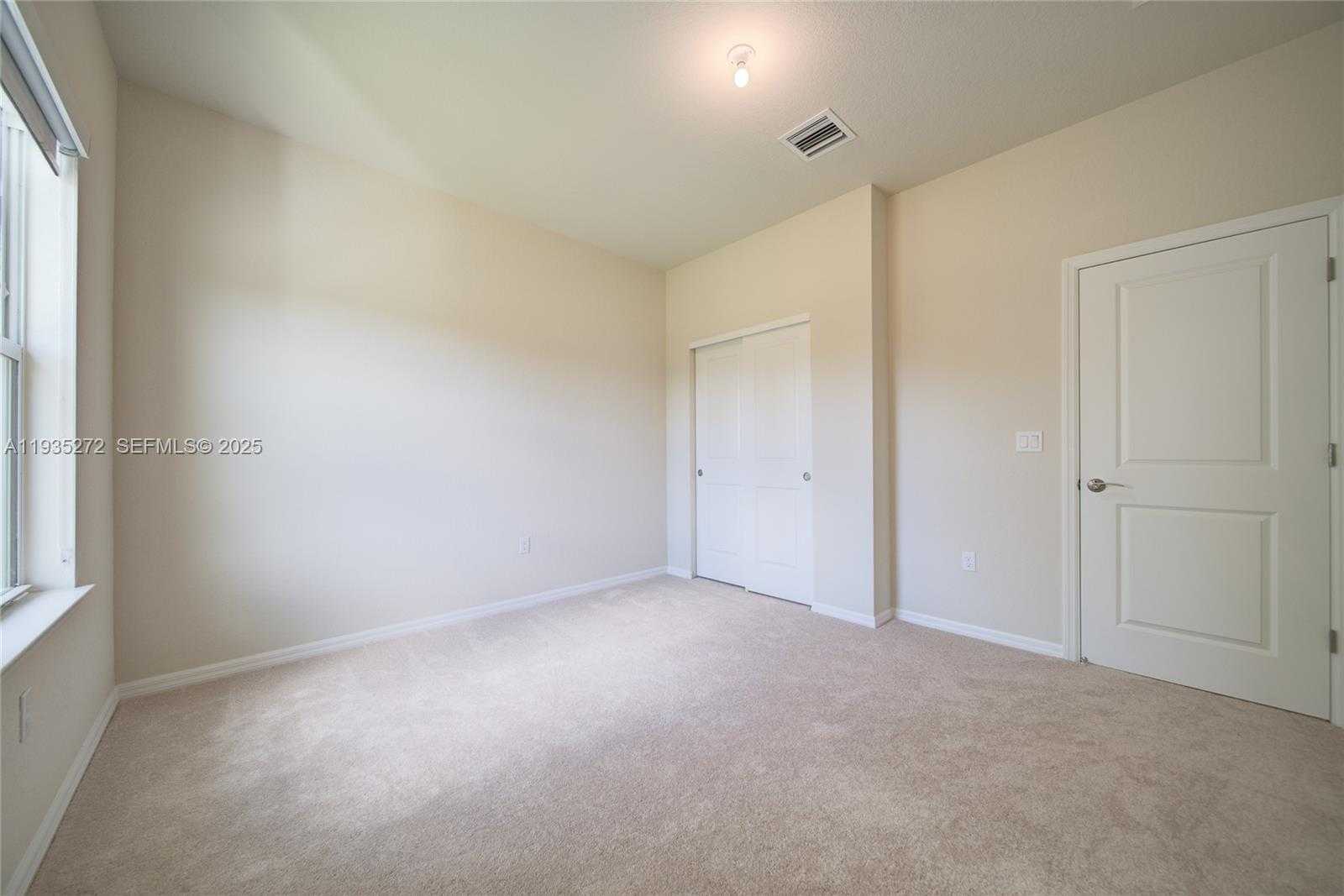Small Image of 1023 EUCALYPTUS DR, Hollywood Number 20