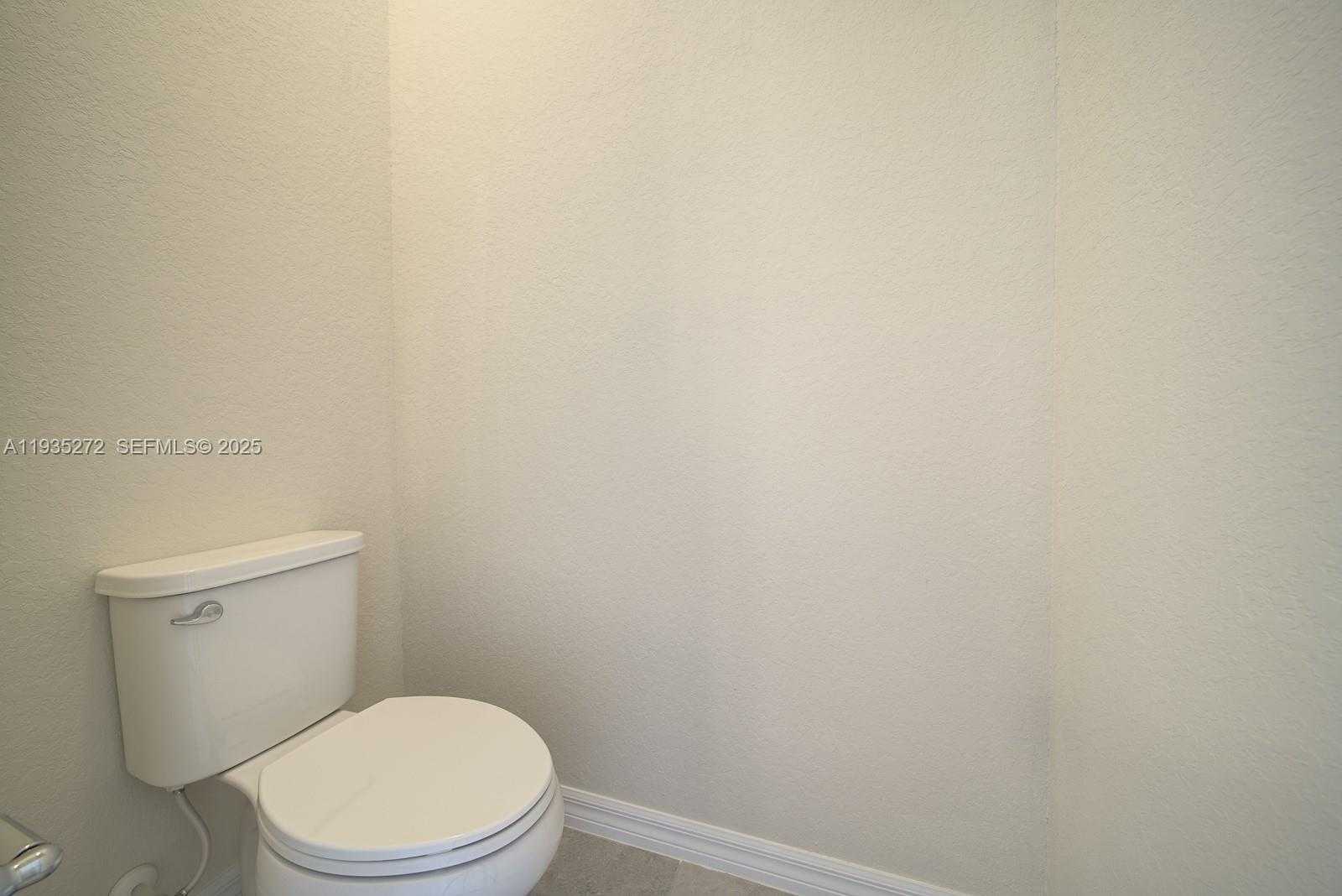 Small Image of 1023 EUCALYPTUS DR, Hollywood Number 26