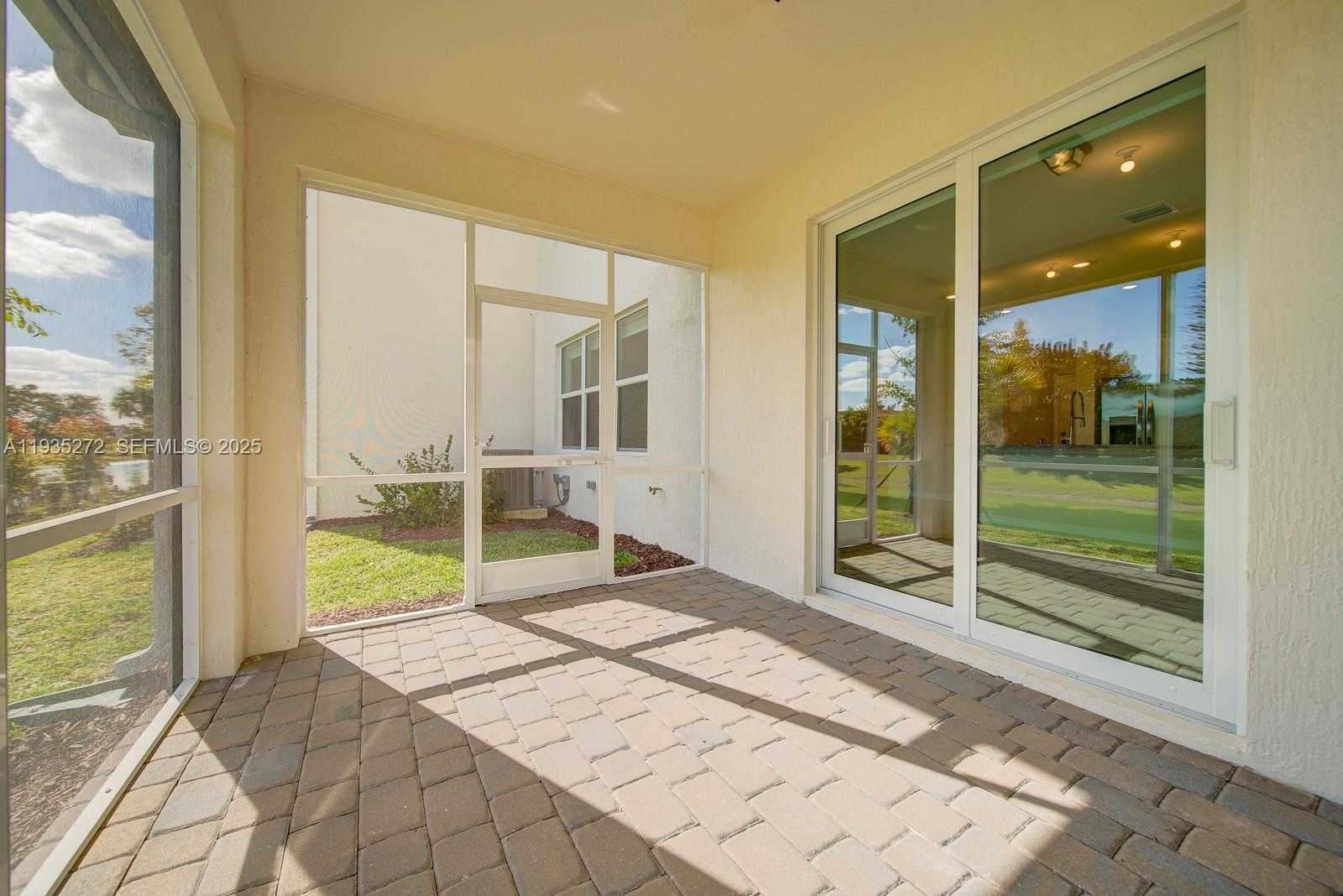 Small Image of 1023 EUCALYPTUS DR, Hollywood Number 27