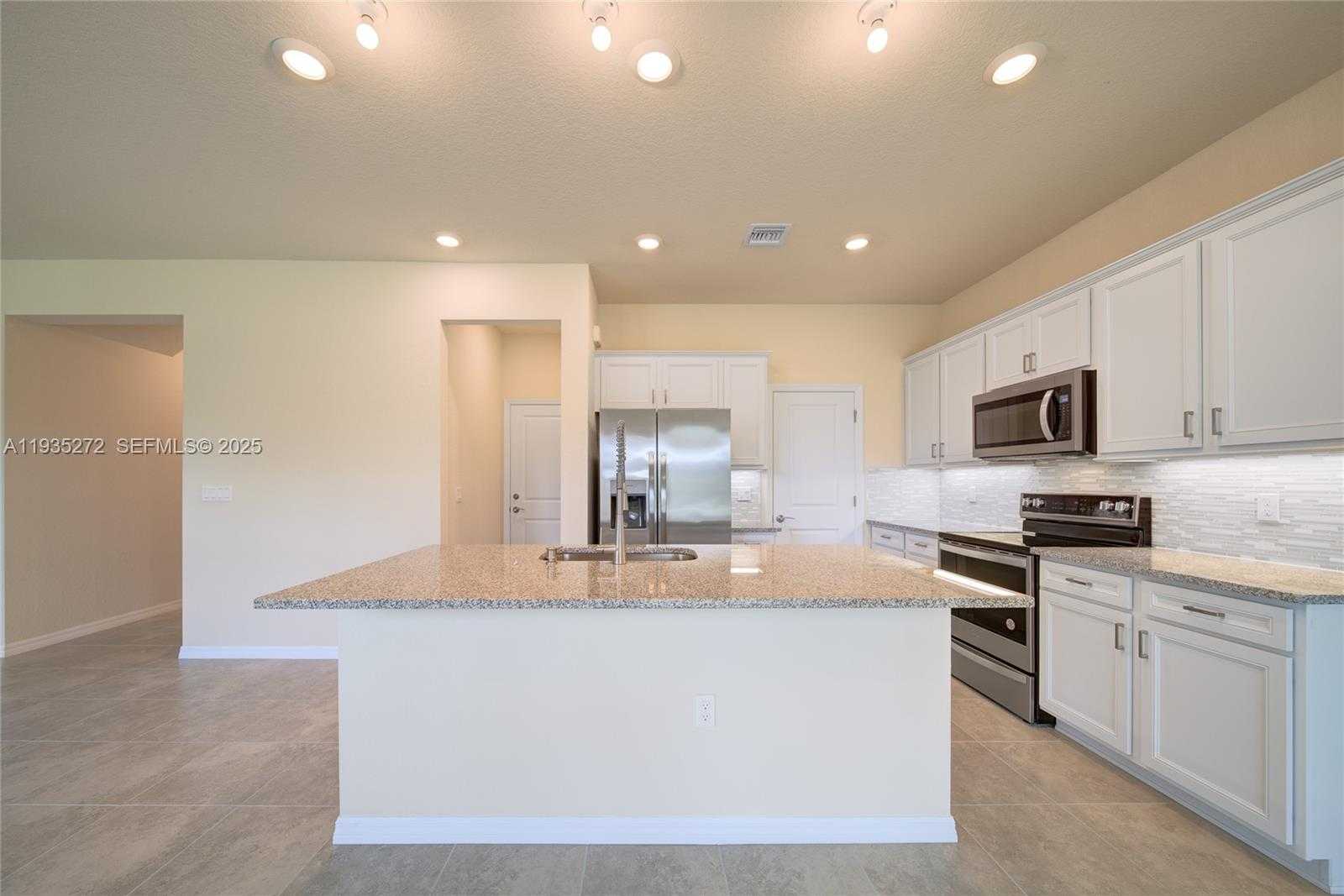 Small Image of 1023 EUCALYPTUS DR, Hollywood Number 3