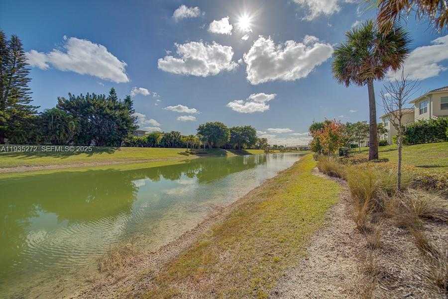 Small Image of 1023 EUCALYPTUS DR, Hollywood Number 31