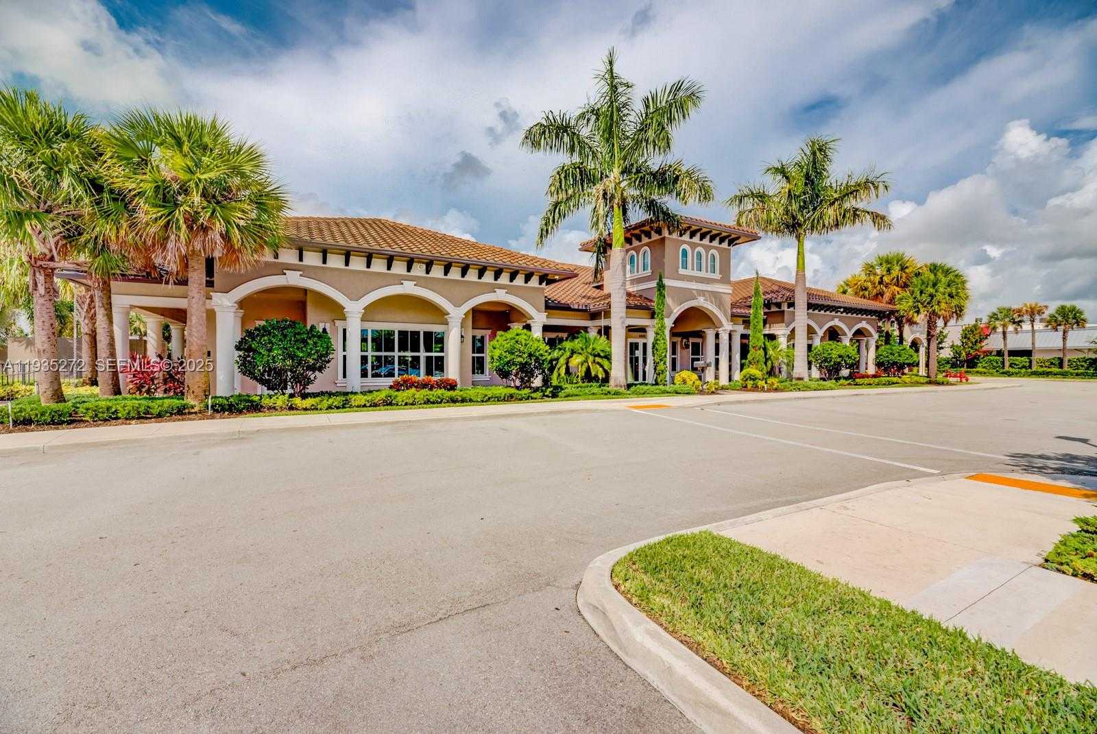 Small Image of 1023 EUCALYPTUS DR, Hollywood Number 34