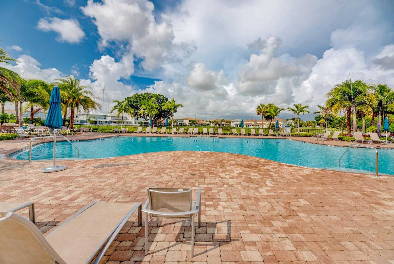 Small Image of 1023 EUCALYPTUS DR, Hollywood Number 39