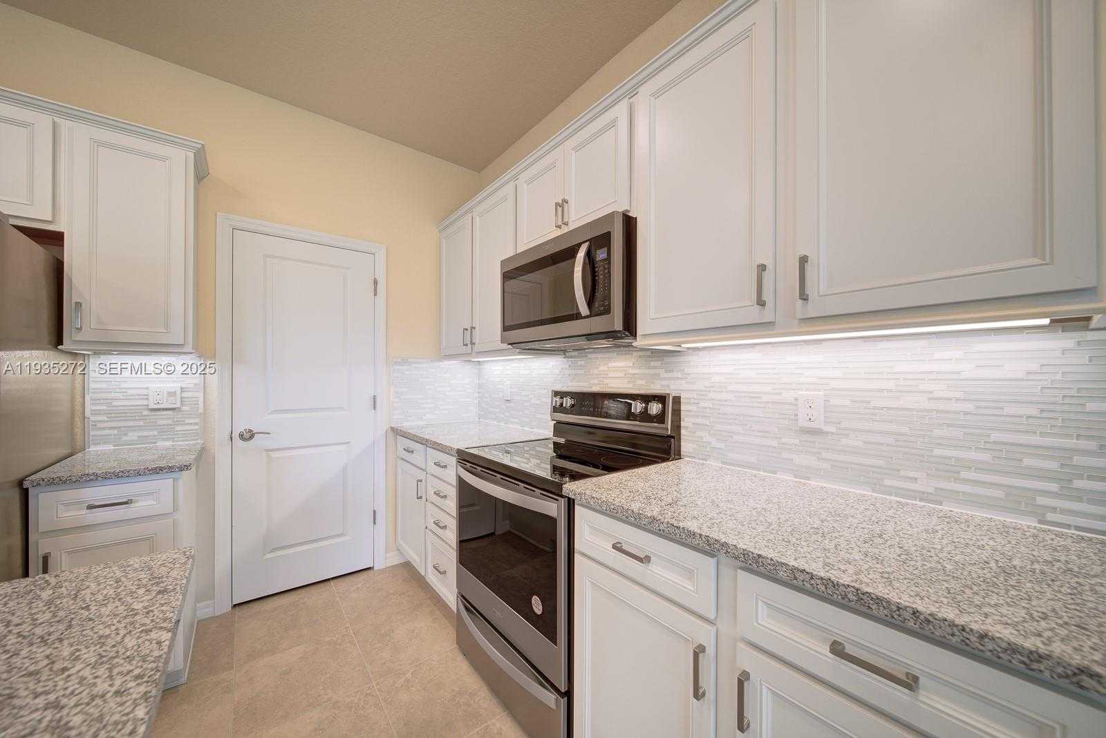 Small Image of 1023 EUCALYPTUS DR, Hollywood Number 4