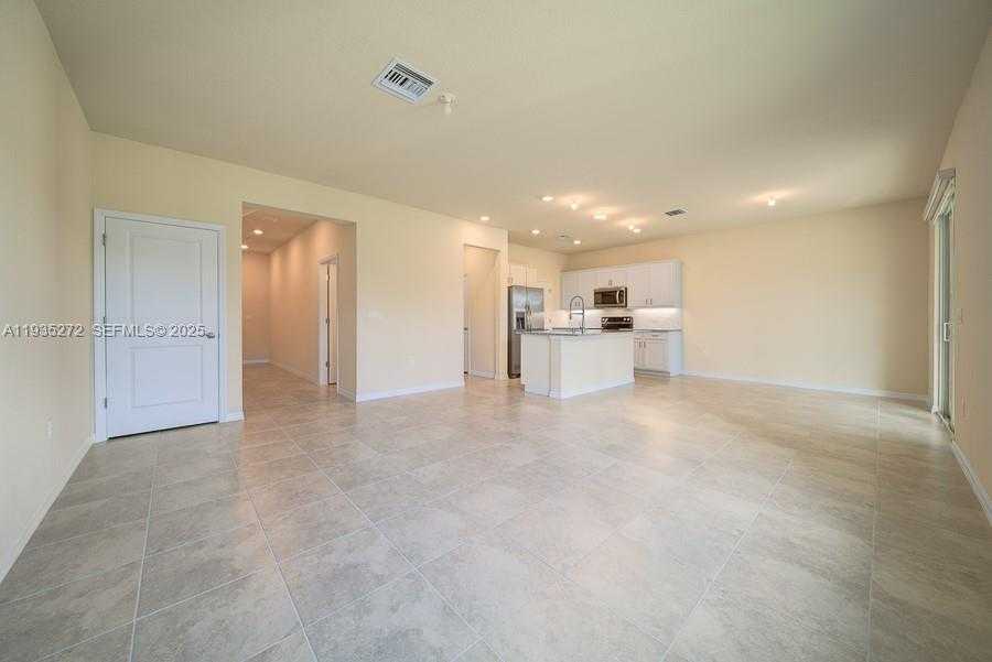 Small Image of 1023 EUCALYPTUS DR, Hollywood Number 8