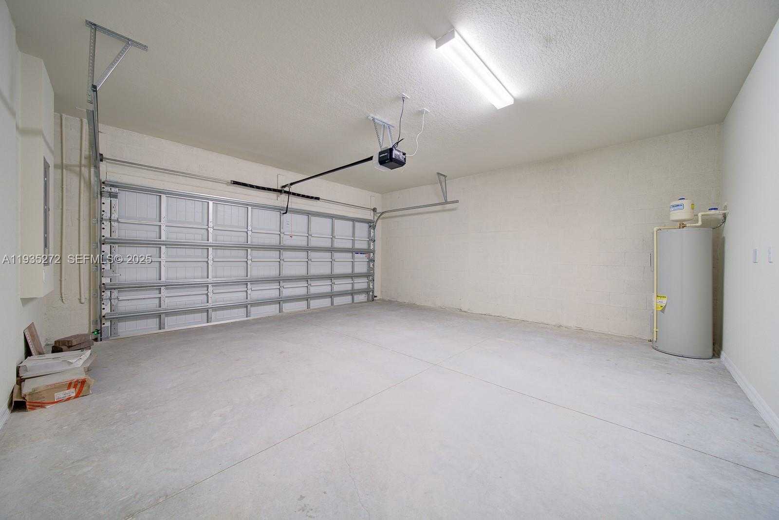 Small Image of 1023 EUCALYPTUS DR, Hollywood Number 9