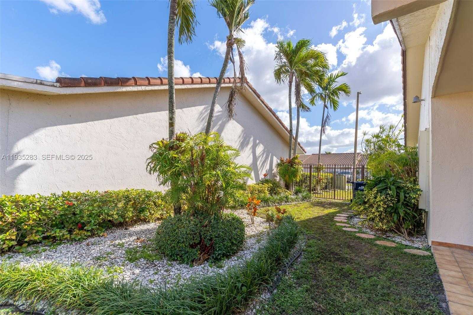 Small Image of 13755 SOUTH WEST 23RD TER, Miami Number 25