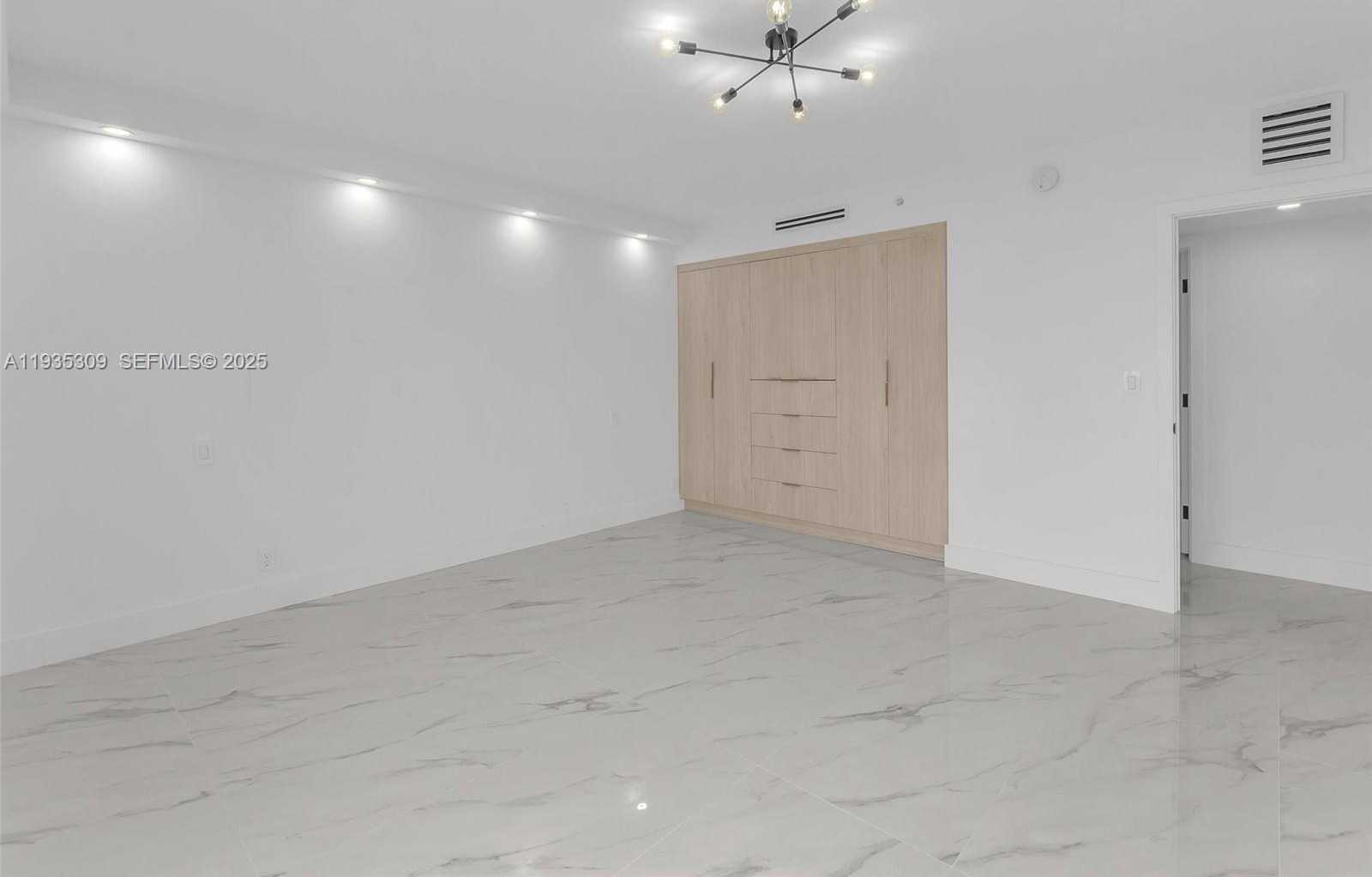 Small Image of 19707 TURNBERRY WAY #22D, Aventura Number 23