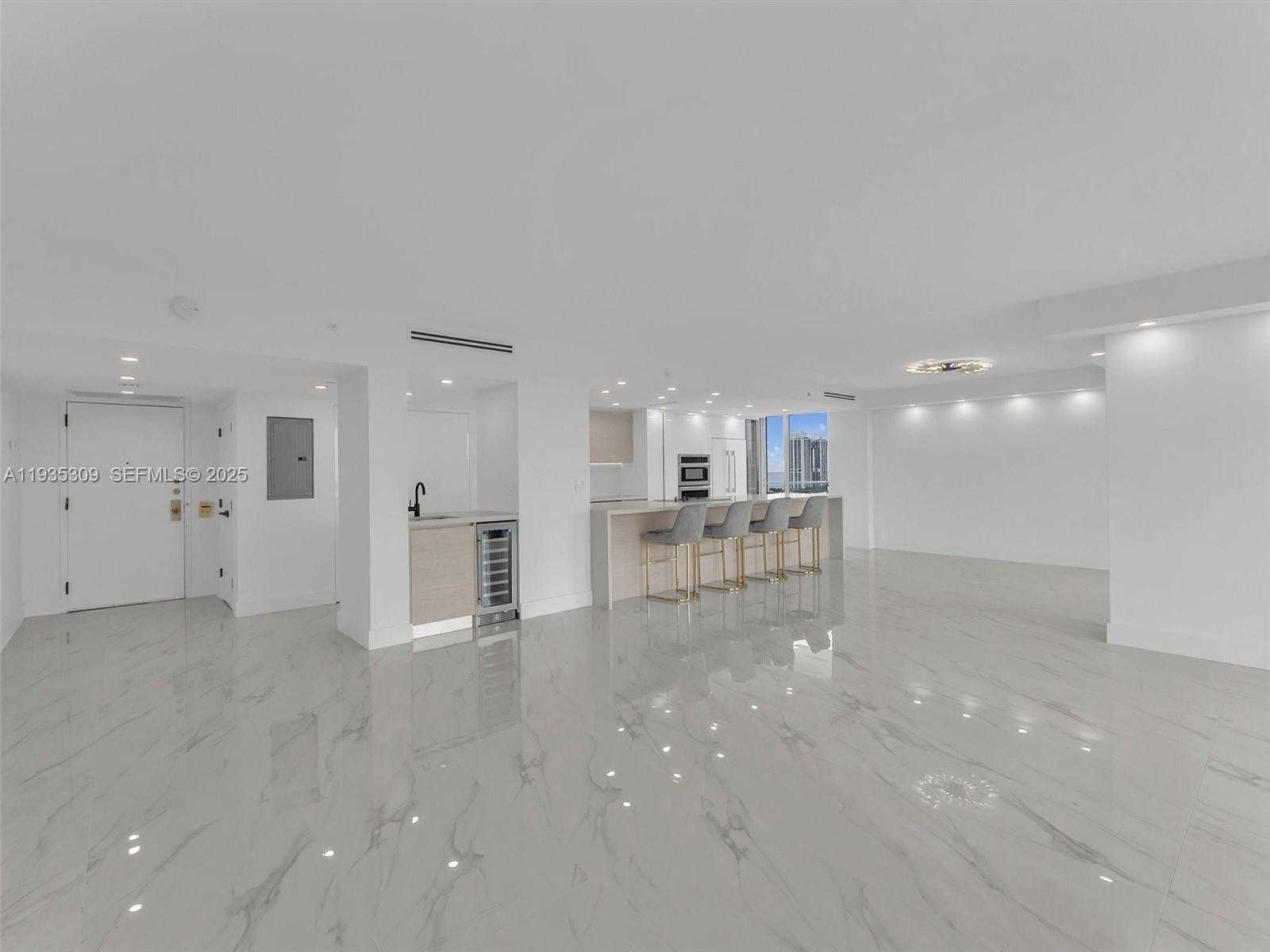 Small Image of 19707 TURNBERRY WAY #22D, Aventura Number 3