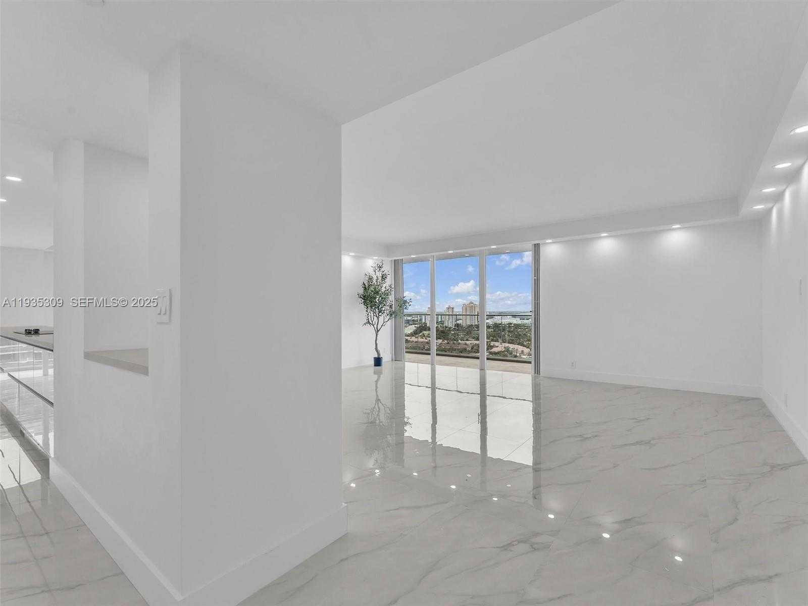 Small Image of 19707 TURNBERRY WAY #22D, Aventura Number 4
