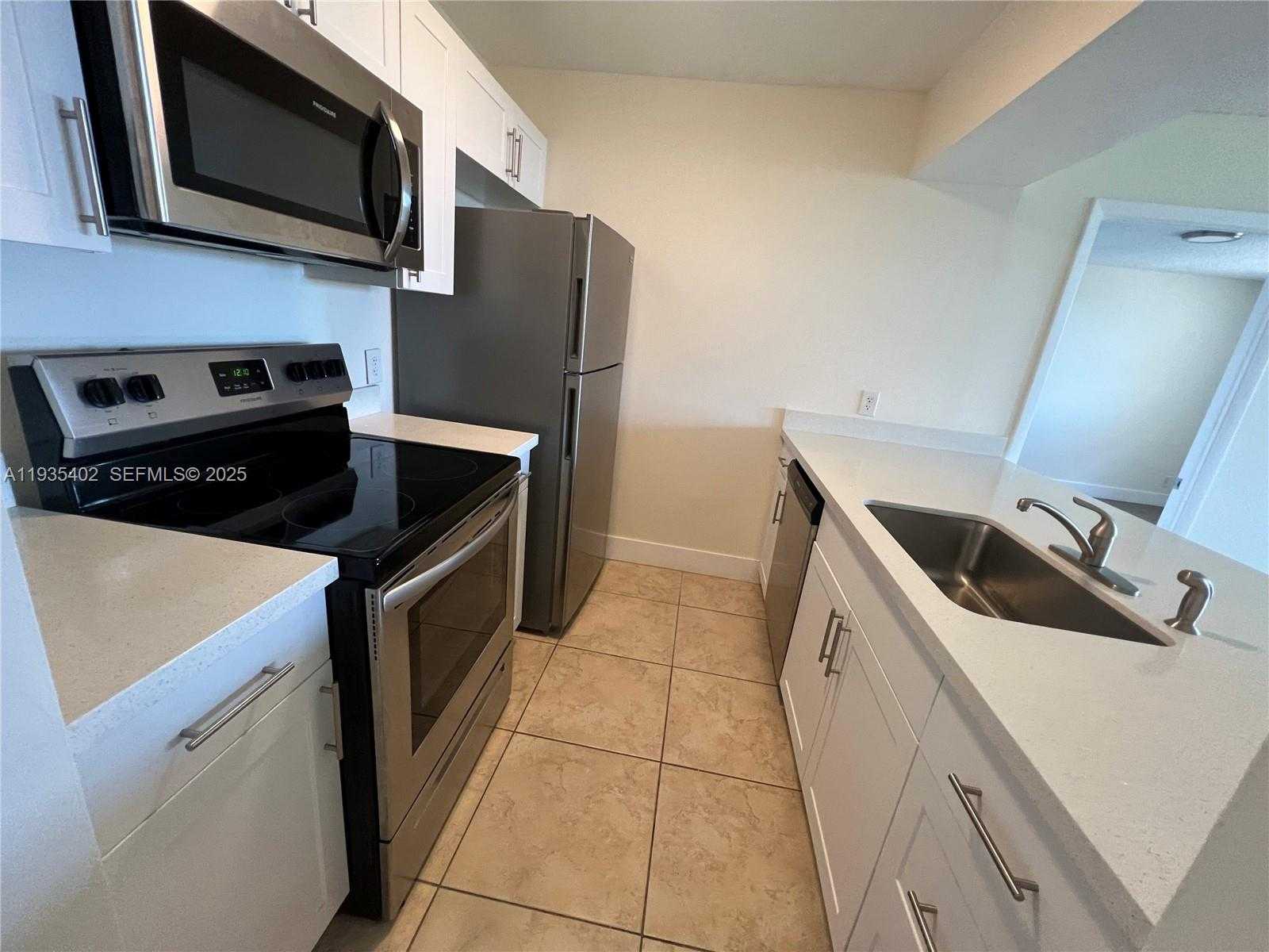 Small Image of 8120 GENEVA CT #554, Doral Number 19