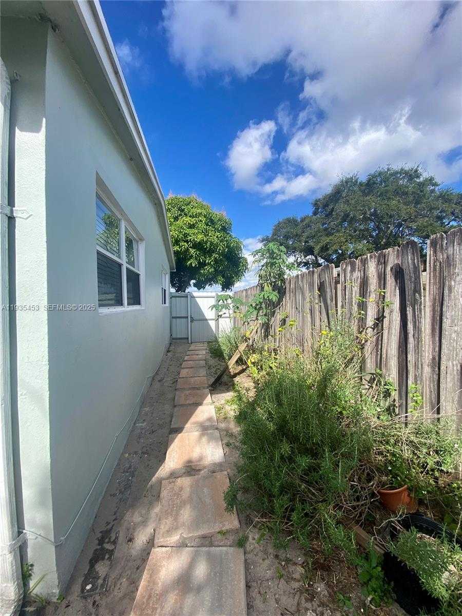 Small Image of 6730 CLEVELAND ST, Hollywood Number 11