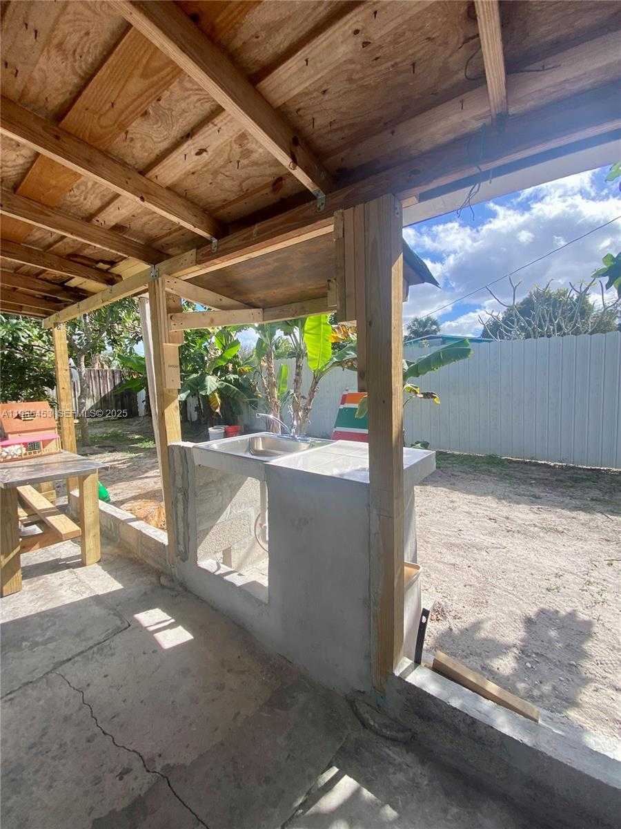 Small Image of 6730 CLEVELAND ST, Hollywood Number 7