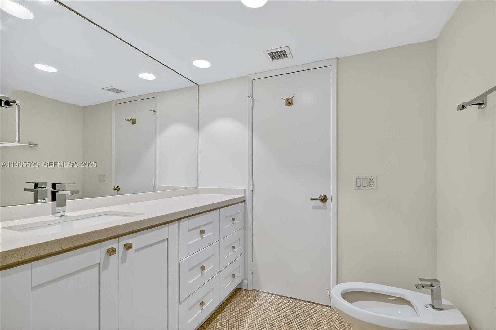 Small Image of 520 BRICKELL KEY DR #A604, Miami Number 15