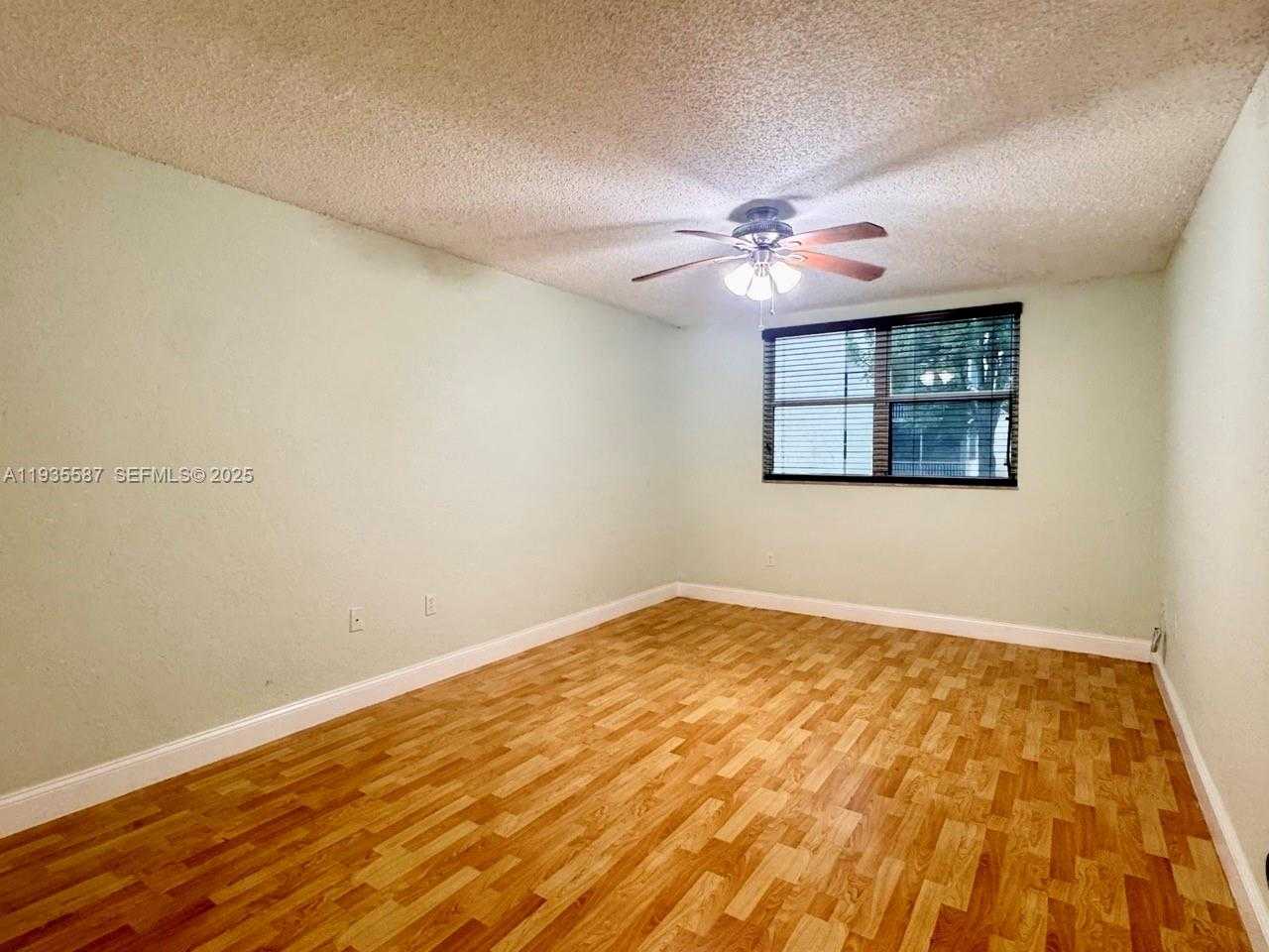 Small Image of 8245 LAKE DR #207, Doral Number 10