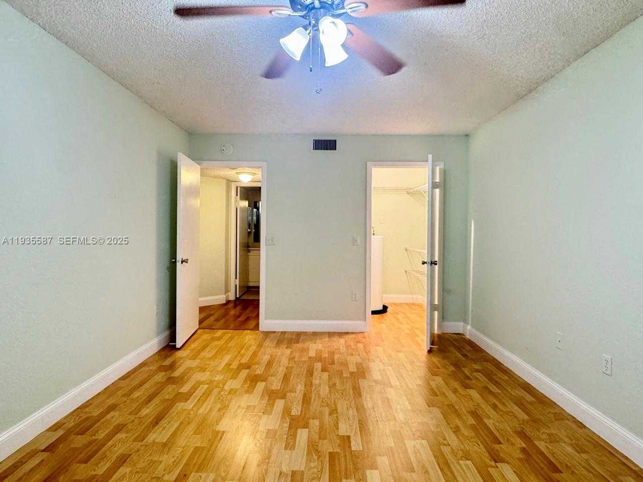 Small Image of 8245 LAKE DR #207, Doral Number 11